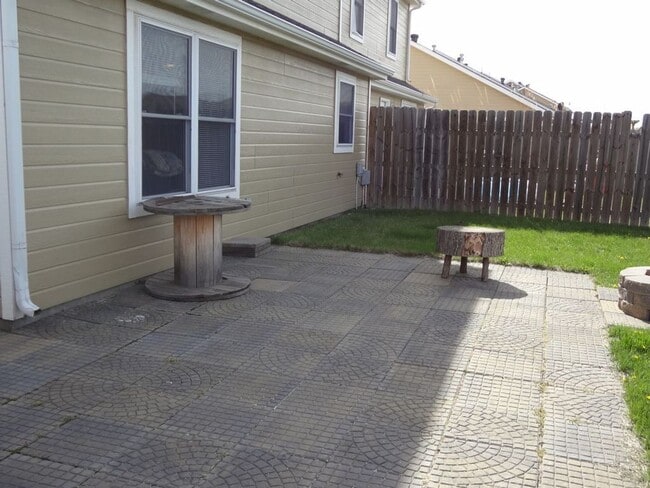 Building Photo - 4 bedroom 2.5 bathroom duplex located in a quiet neighborhood!