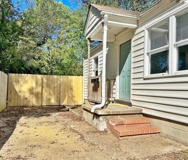 Primary Photo - 852 W 48th St