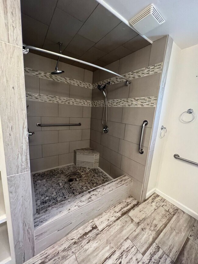 Building Photo - 4bd 3 bath