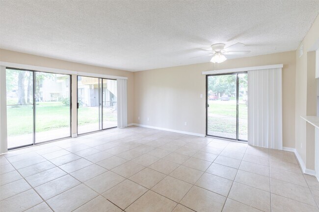 Building Photo - 15919 Golf Club Dr