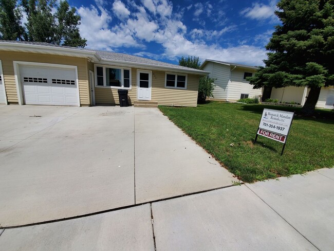 Building Photo - 3 bed 2.5 bath townhouse