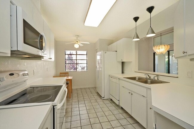 Building Photo - 840 Ridge Lake Dr
