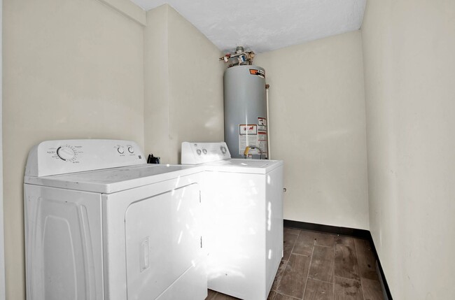 Building Photo - Charming 2 bedroom, 1 bath home in East El...