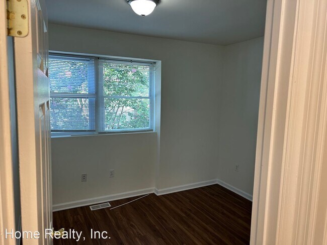 Building Photo - 2 br, 1.5 bath House - 1603 6th St. NW