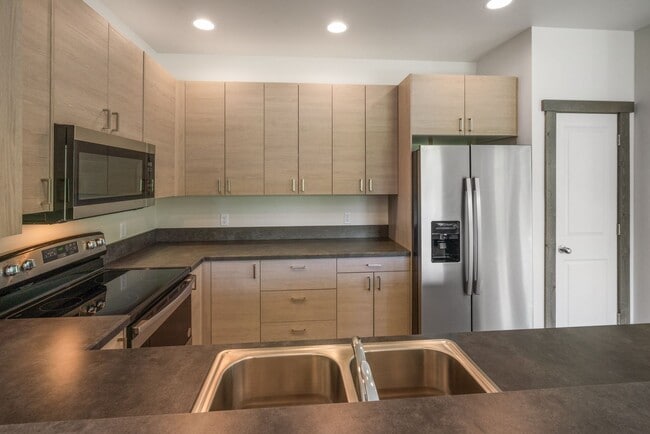 Building Photo - Pet Friendly! Gorgeous 3 Bedroom condo wit...