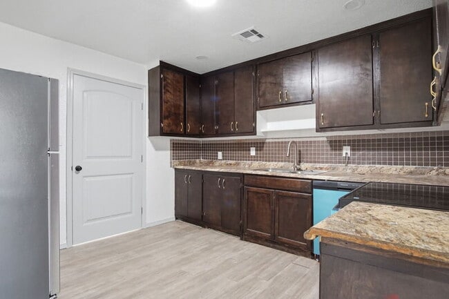 Building Photo - 549 E Ercoupe Dr