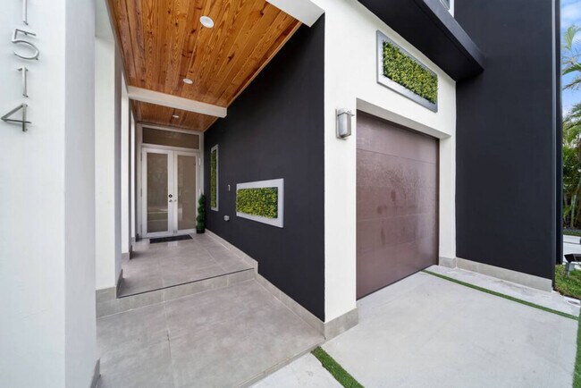 Building Photo - 1621 NE 4th Pl