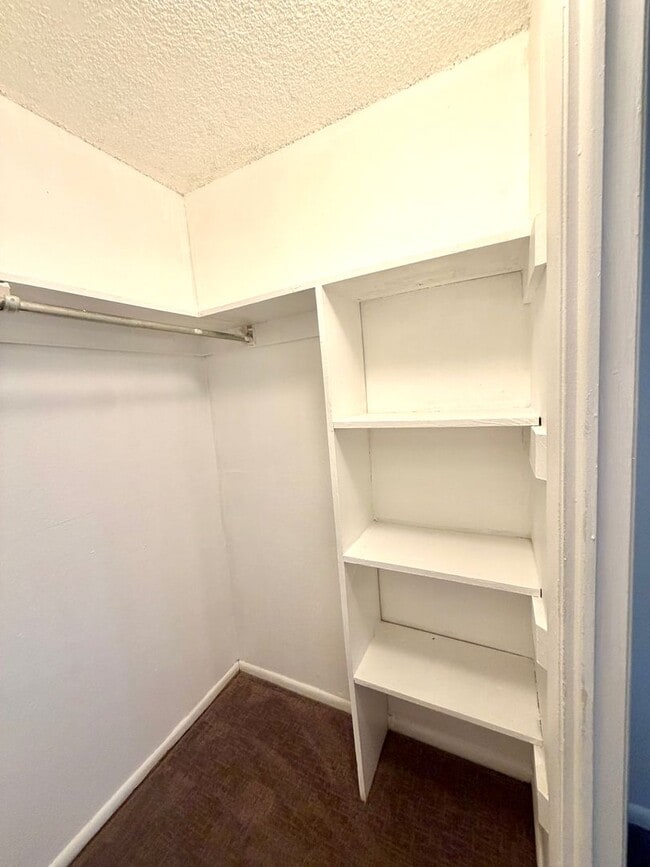 Building Photo - Quiet and private 1 bedroom on the 1st floor - in Glendale