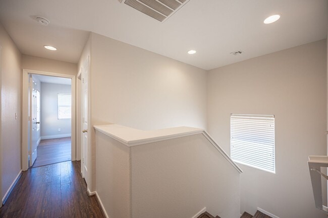 Building Photo - Beautiful 4 Bedroom 2.5 bath Home in the Southwest!