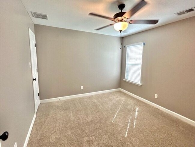 Building Photo - Now Leasing a 4 bedroom 2 bath home in Maywood