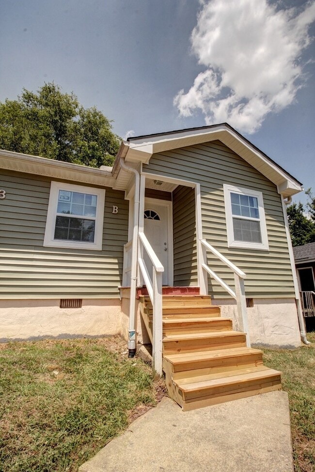 Building Photo - Adorable 2bd/1.5ba Duplex Less Than 1 Mile From Downtown Durham!