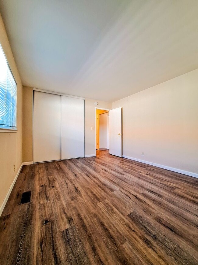 Building Photo - Charming 2bd Duplex With Private Yard & Garage