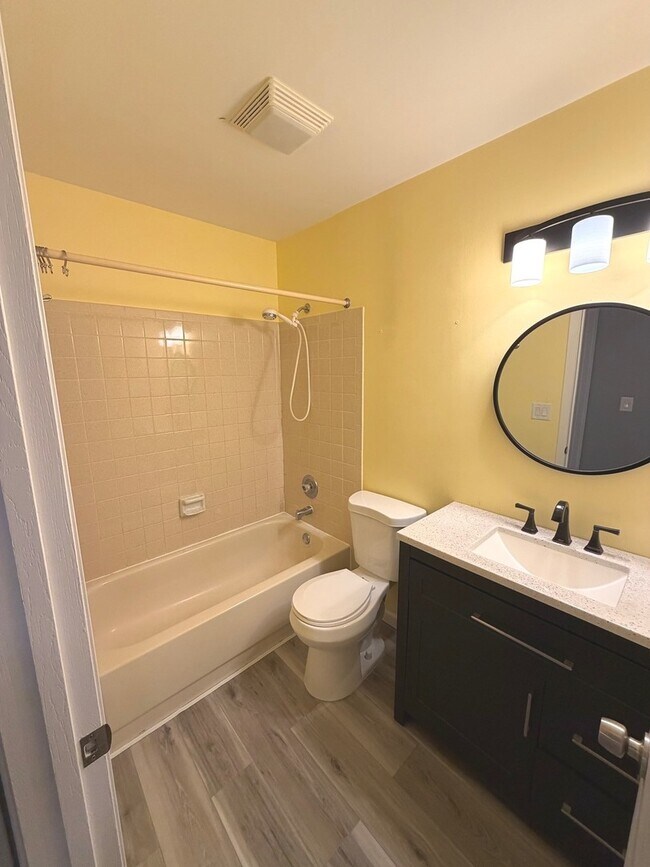 Building Photo - 824 Dighton Ln