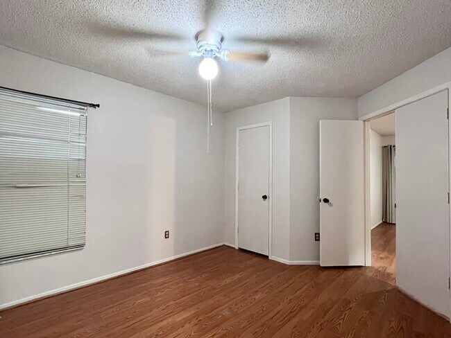 Building Photo - Spacious 3 bedroom 2 bath 2 car garage hom...