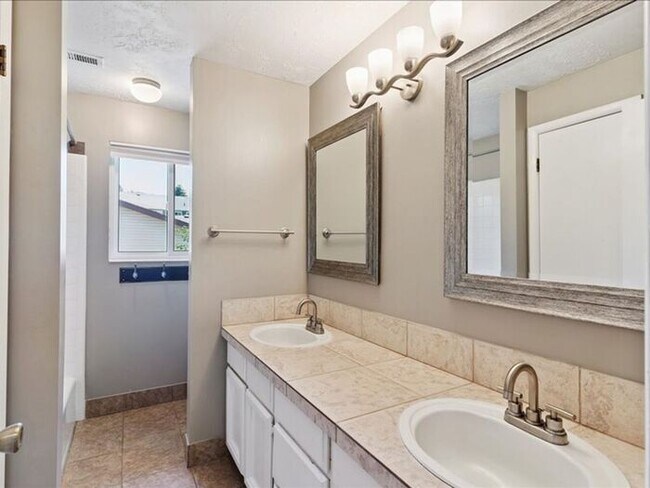Building Photo - North Salt Lake Amazing 6 bed 3.5 bath family home