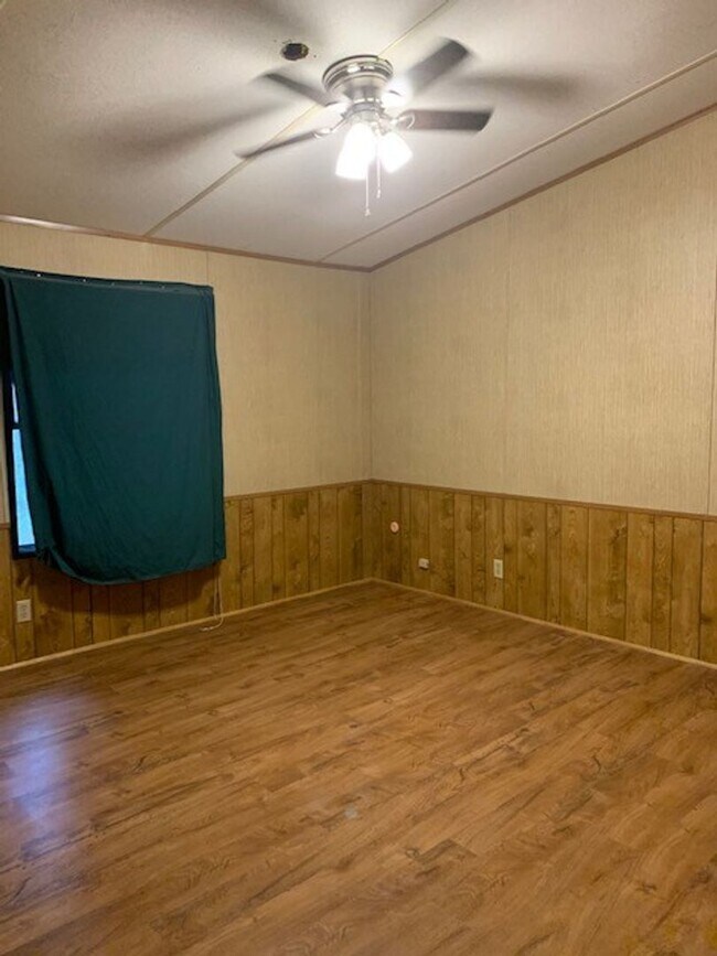 Building Photo - Double-Wide Mobile Home. Housing Accepted!
