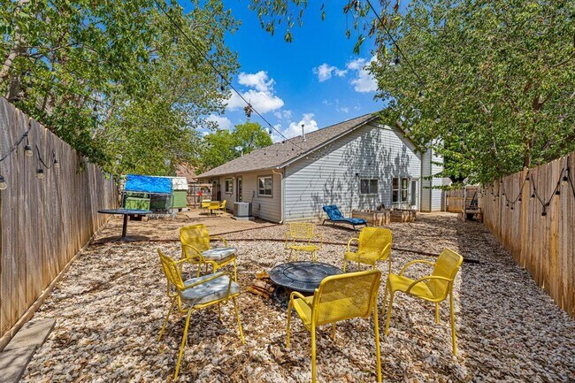 Building Photo - 906 Oleander Ln