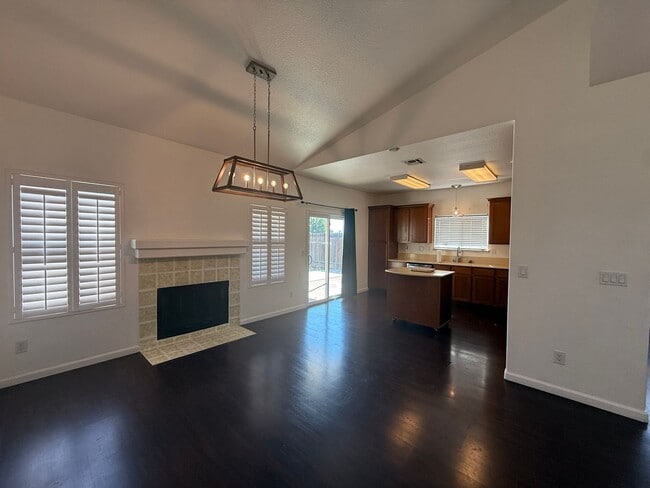 Building Photo - Charming 3 bedroom, 2 bathroom home locate...