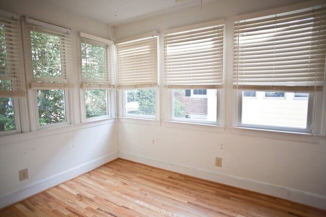 Building Photo - Beautiful condo with sunroom and hardwood floors - Short term lease only!
