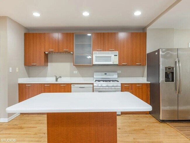 Building Photo - Sunny Top-Floor 3BR/2BA in West Ridge with Parking and Water Included