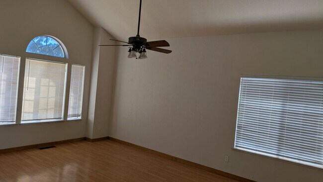 Building Photo - 321 Falcon Ct