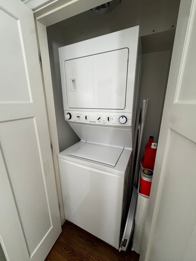 Building Photo - 1 bed 1.5 bath with roof deck, no undergrads, central air, W/D in unit