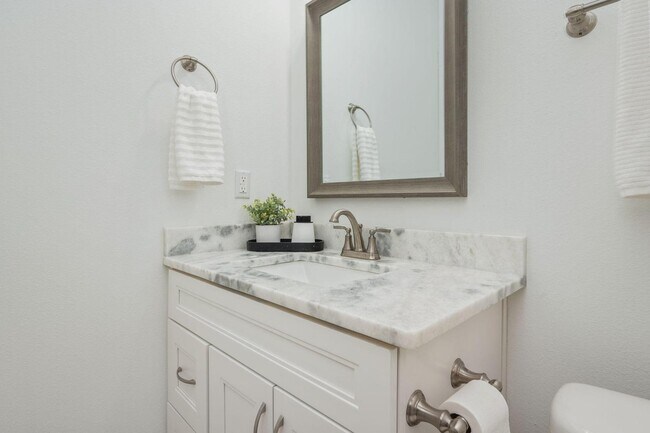 Building Photo - 667 Red Fern Rd