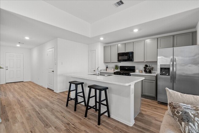 Building Photo - 512 Maple Bnd Ln