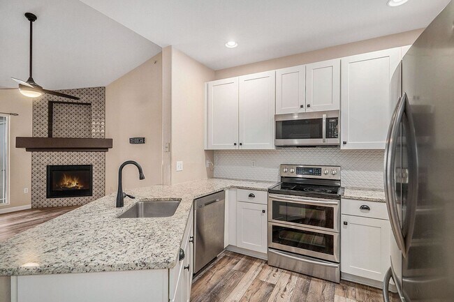 Building Photo - Updated 2 Bed 2 Bath Condo with One Car Garage in Littleton!