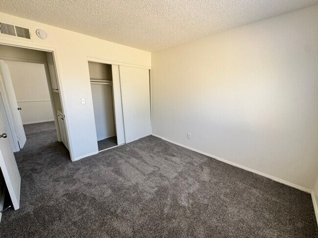 Building Photo - Gorgeous Remodeled 3+2 - $2600