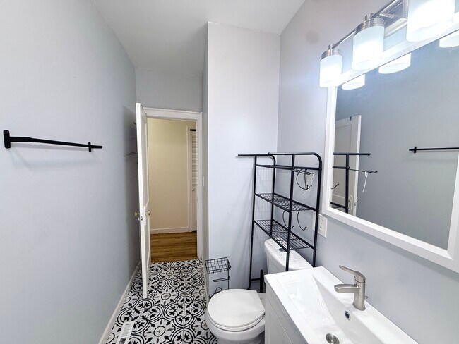 Building Photo - 7151 S East End Ave