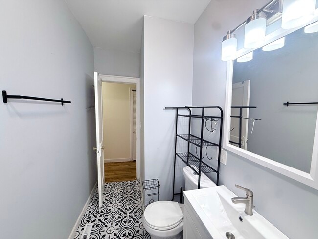 Building Photo - 7157 S East End Ave