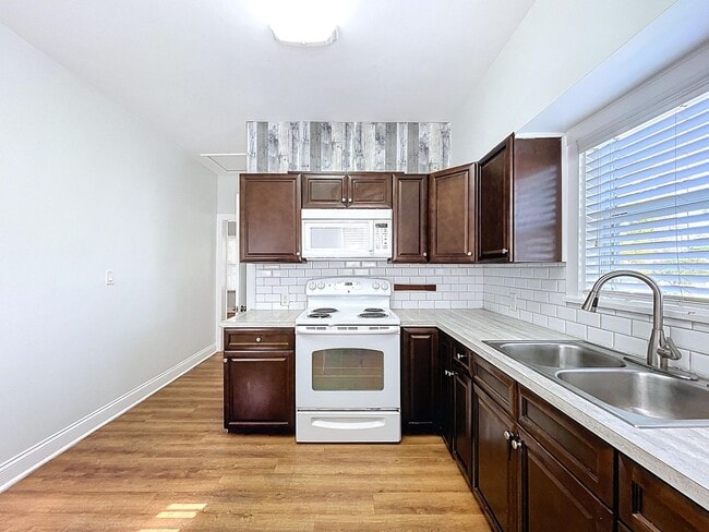 Building Photo - 1/1 in Central Lakeland with a great side ...