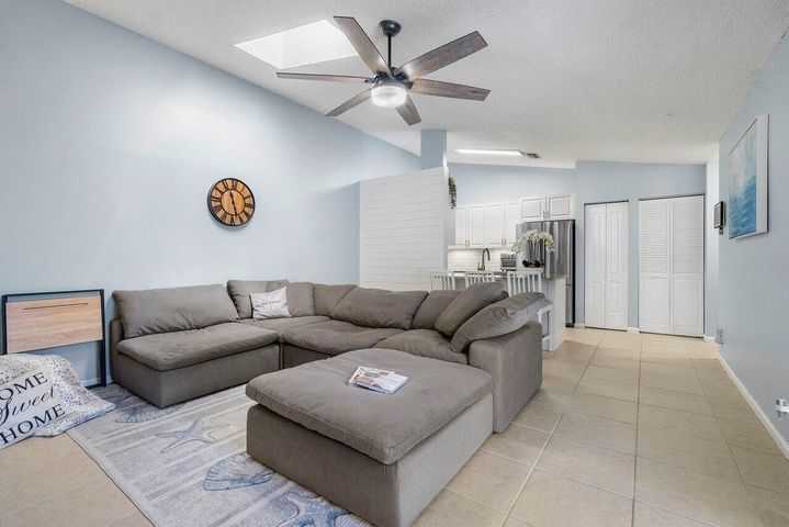 Building Photo - 1106 Hyacinth Pl