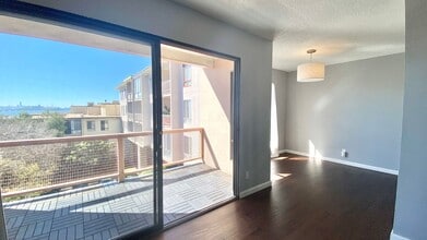 Building Photo - Breathtaking Views of SF & Bay Bridge from this Top Floor unit