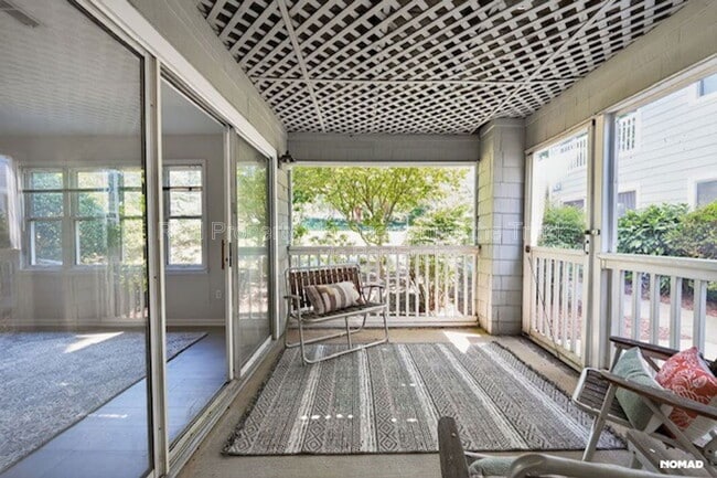 Building Photo - 201 Oakwood Ct