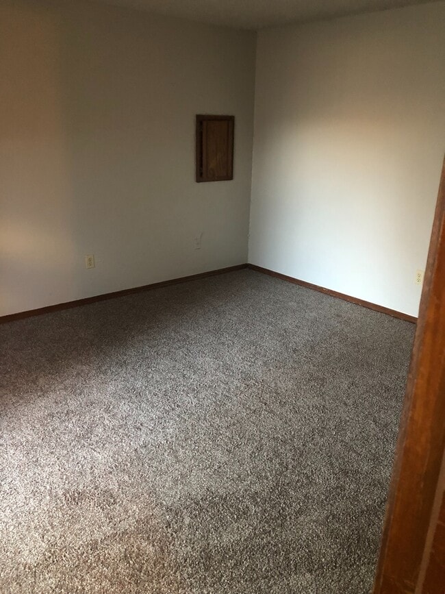 Building Photo - Updated home near I-44, Amazon, Will Roger...