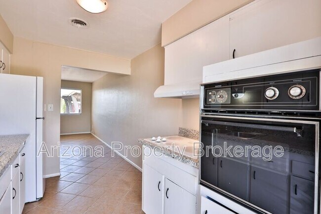 Building Photo - 2110 S Granada Dr