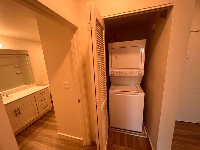 Building Photo - Now Available in Ho‘opili – 1 BR/1 BA with 2 Tandem Parking