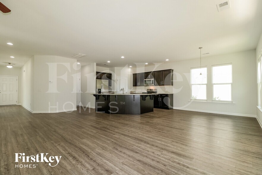 Building Photo - 421 Sanctuary Park Dr