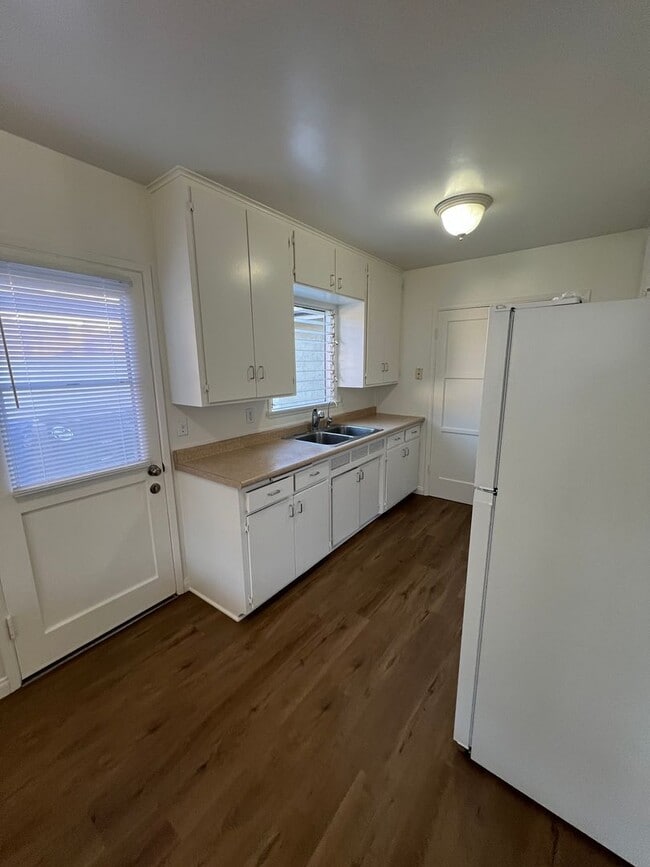 Building Photo - Mid Town Adorable Home!