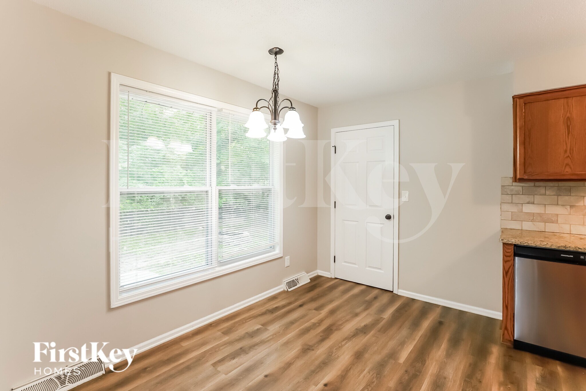 Building Photo - 5905 NW Whispering Oaks Ln