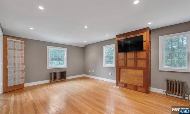 Building Photo - 278 Maple St