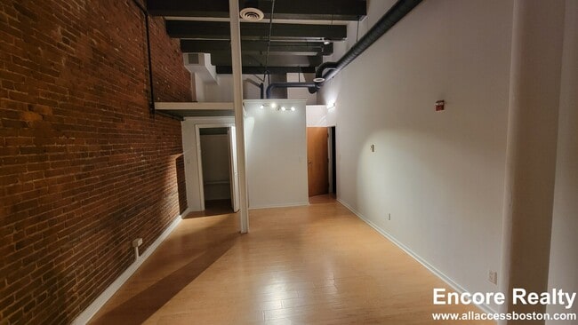 Building Photo - 254 Friend St