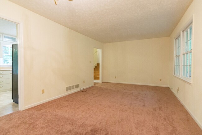 Building Photo - 140 Saxon Woods Dr