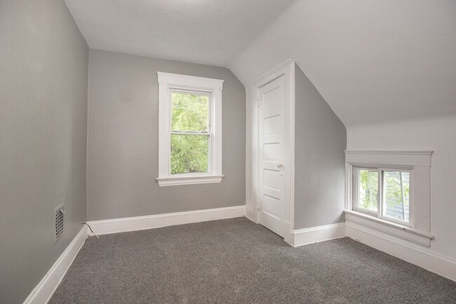 Building Photo - 4 BED 1 BATH SINGLE FAMILY HOME IN CLEVELAND!
