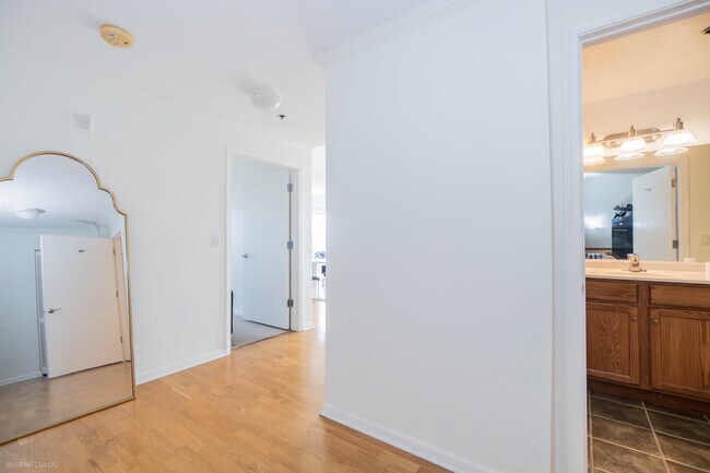 Building Photo - 100 N Hermitage Ave