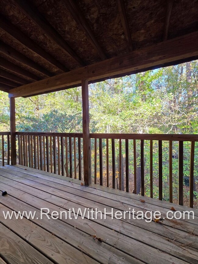 Building Photo - Amazing 2 bedroom, 1.5 bath townhome/ Great Roommate Floorplan / Great Location