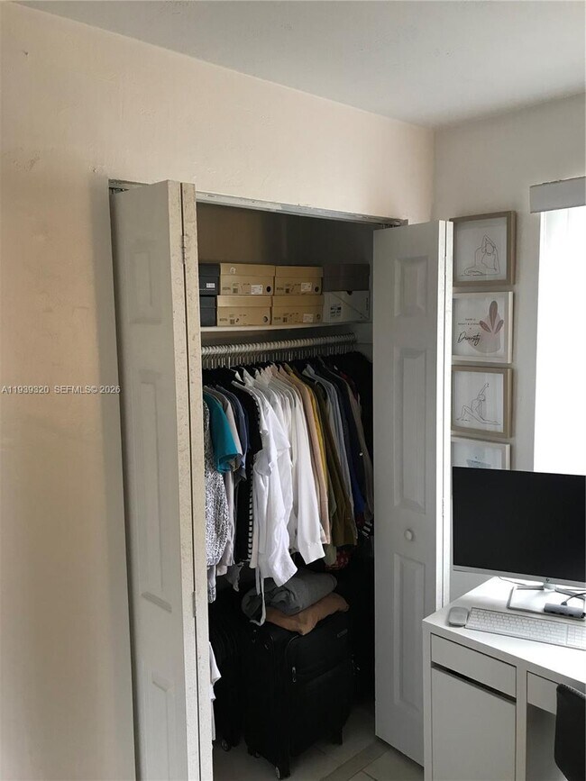 Building Photo - 10353 N Kendall Dr