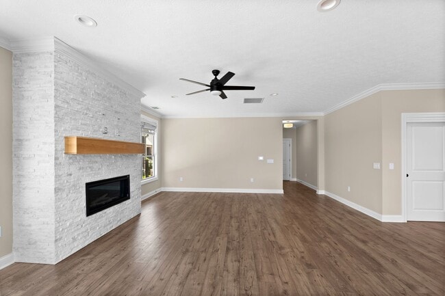 Building Photo - Luxury Maintenance-Free Former Model Home in Grove City – 2 Bed, 2 Bath Ranch